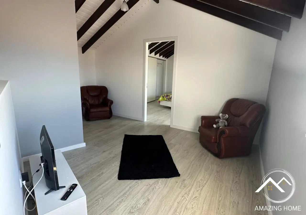Sala de estar da Amazing Home com escadas