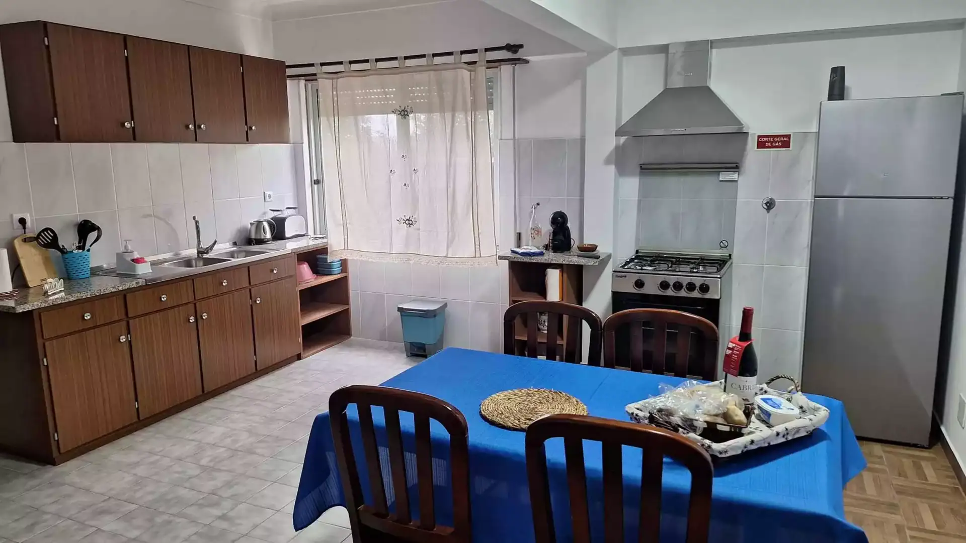 Kitchen and dining area at Cantinho das Japoneiras