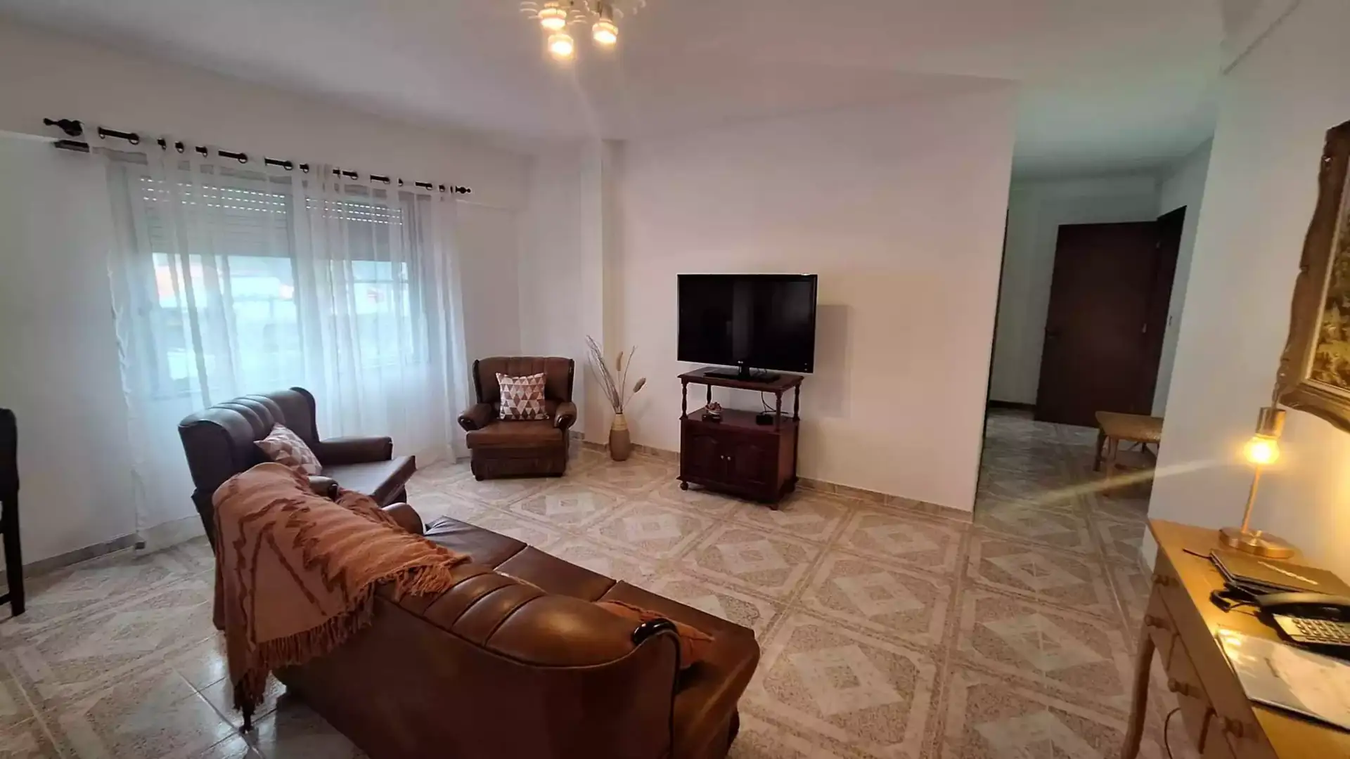 Living room with TV at Cantinho das Japoneiras