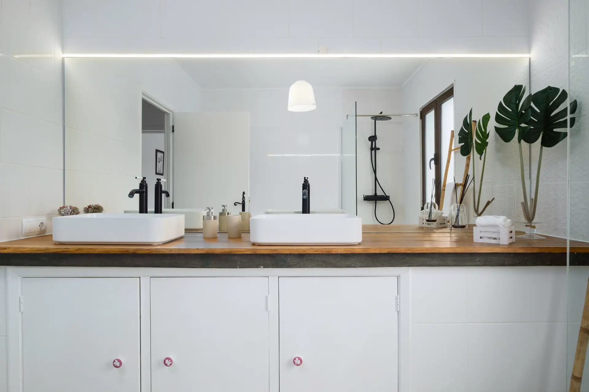 Bathroom with double sink at Casa das Hotências