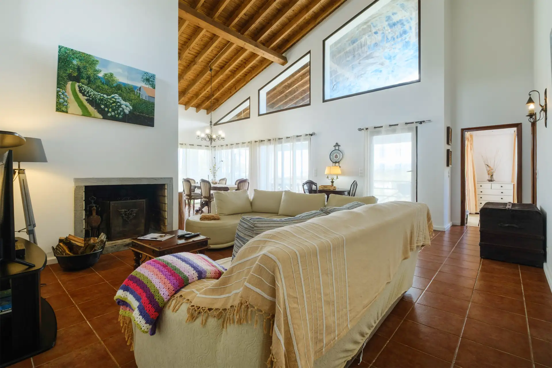 Living room with fireplace at Casa das Hotências