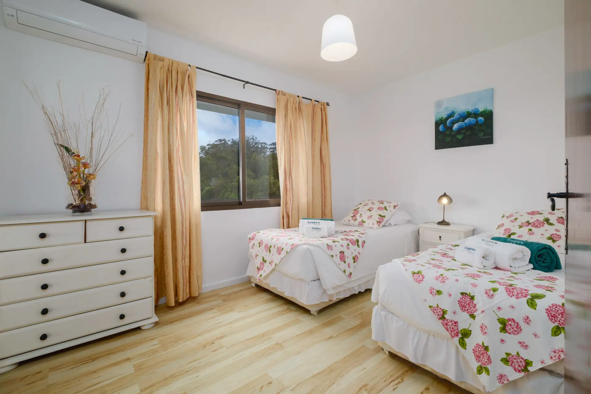 Twin bedroom with air conditioning at Casa das Hotências